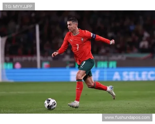 足球巨星C罗在绿茵场上的精彩瞬间与踢球技艺展示