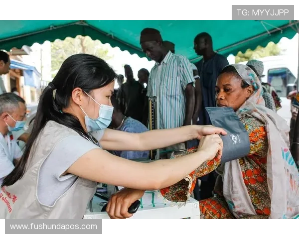 足球明星跨国援助展现人道精神与团结力量