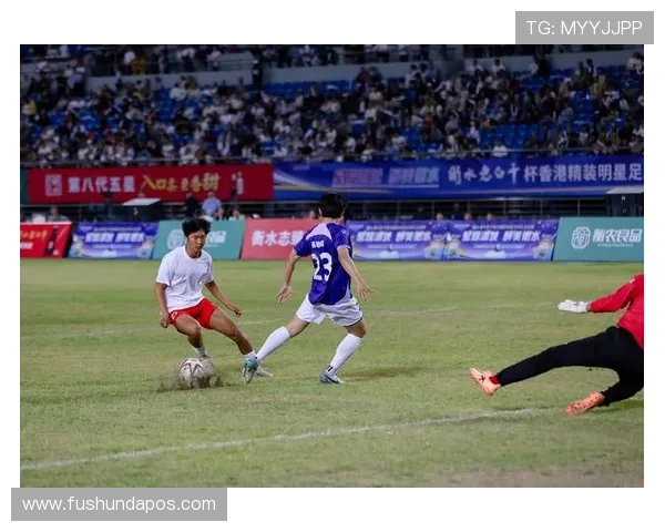 足球明星获奖时与女粉丝合影展现温馨瞬间与青春活力 足球明星获奖时与女粉丝合影展现温馨瞬间与青春活力
